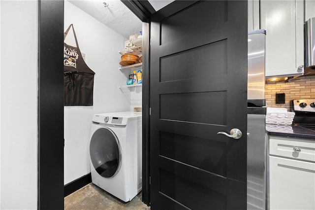 kitchen with stainless steel appliances, a sink, backsplash, recessed lighting, and dark stone countertops