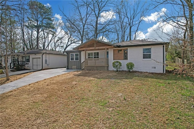 view of front of property featuring crawl space and a front yard