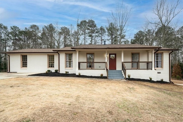 ranch-style house featuring a front lawn and a porch