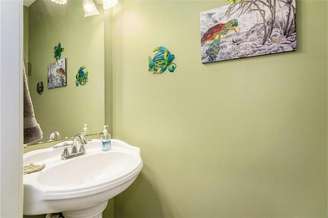 bathroom featuring sink