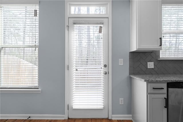 entryway featuring baseboards