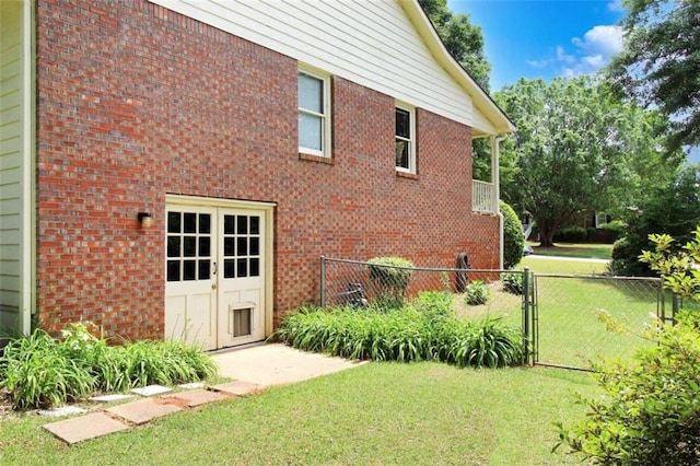 view of side of property featuring a yard