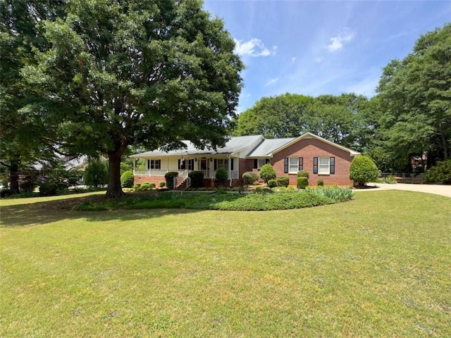 single story home featuring a front yard