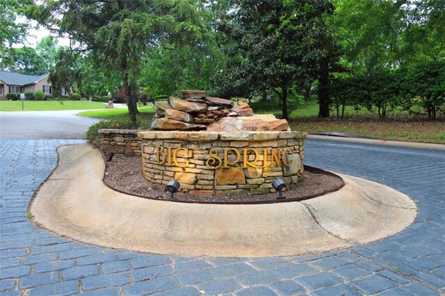 community / neighborhood sign with curved driveway