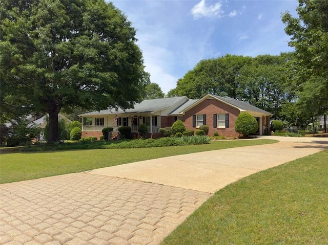 single story home with a front yard