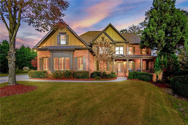 craftsman house featuring a lawn