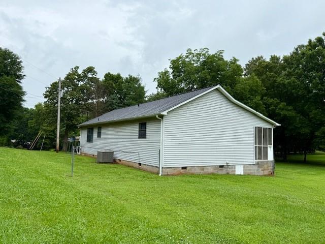 100 Walter Leon Dr, Chatsworth, GA 30705 - view of side of home featuring crawl space and a yard