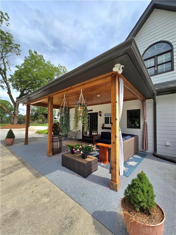 view of patio featuring ceiling fan