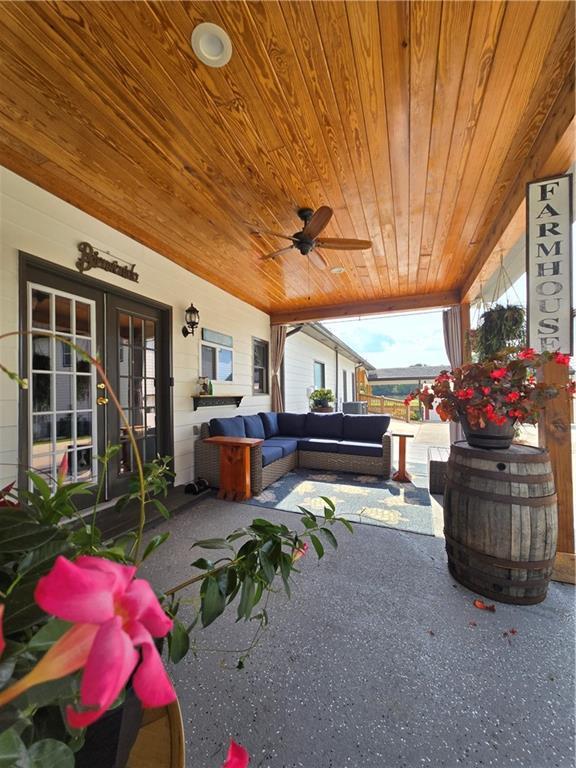 view of patio / terrace with ceiling fan, covered porch, and an outdoor hangout area