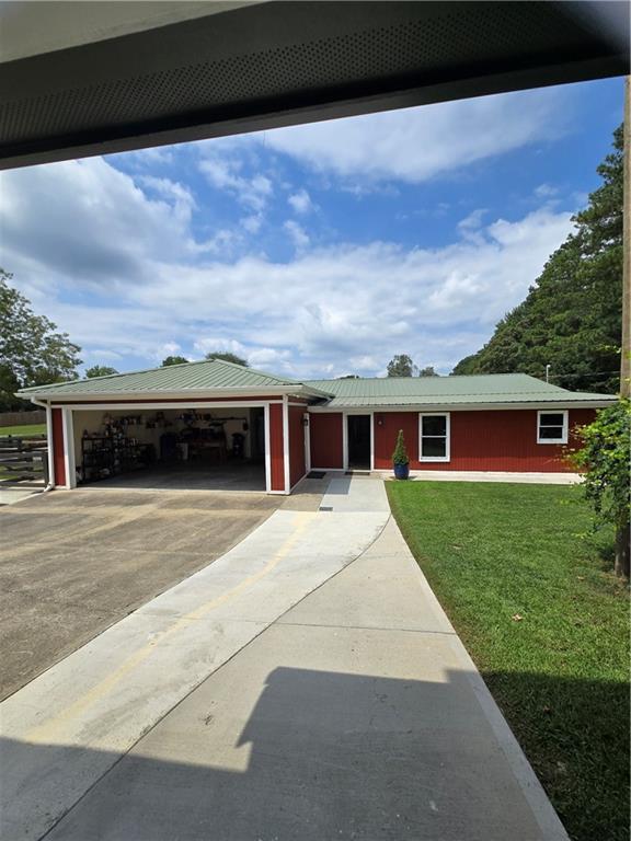 view of front of house with a garage and a front yard