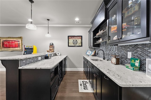 bar with crown molding, visible vents, a sink, and tasteful backsplash