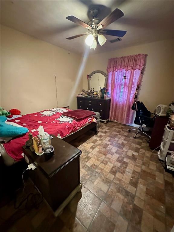 bedroom with ceiling fan