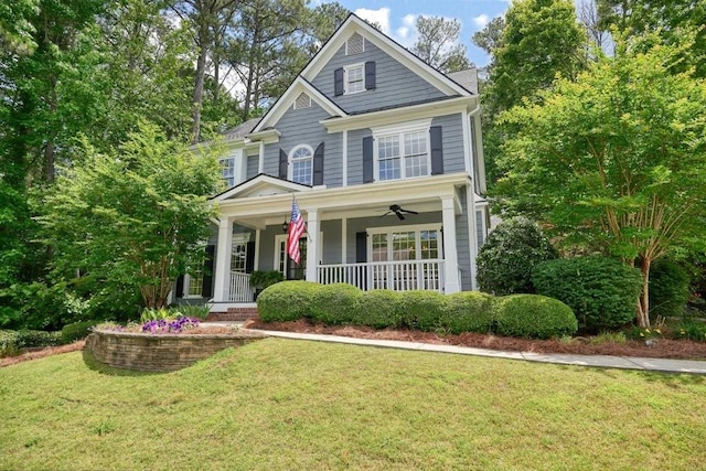 view of front facade featuring ceiling fan, a porch, and a front yard