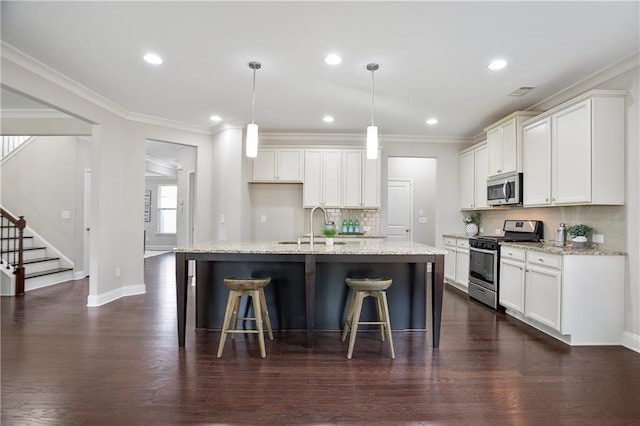 kitchen with a sink, stainless steel appliances, dark wood-type flooring, and crown molding