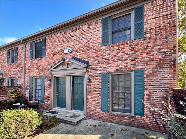 view of front facade featuring brick siding