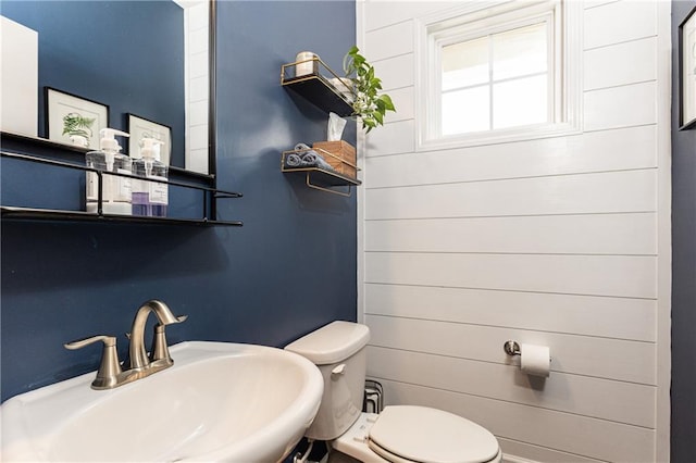 bathroom featuring a sink and toilet