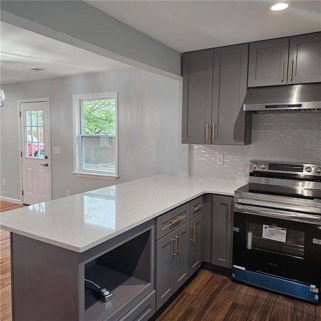 487 Eastside Dr, Dacula, GA 30019 - kitchen with under cabinet range hood, stainless steel electric range, gray cabinets, a peninsula, and dark wood-style flooring