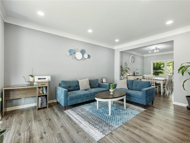 living room featuring crown molding, baseboards, wood finished floors, and recessed lighting