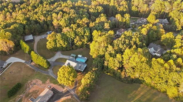 birds eye view of property featuring a forest view