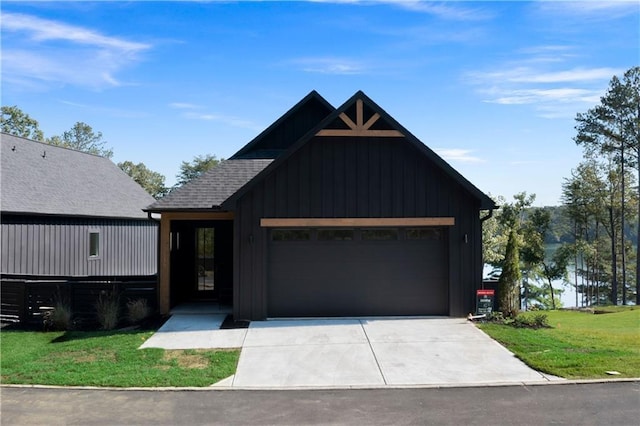 view of front of property featuring a front lawn and a garage