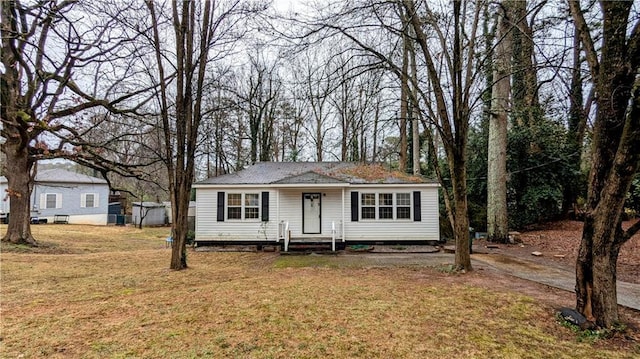 view of front of property featuring a front yard