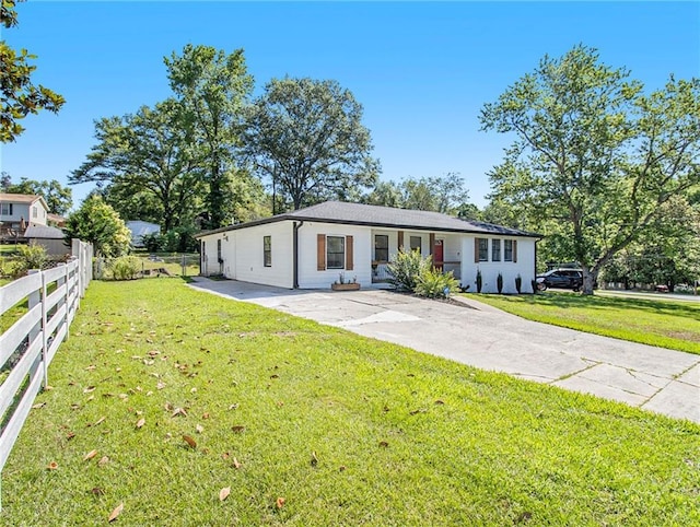 single story home with a front yard