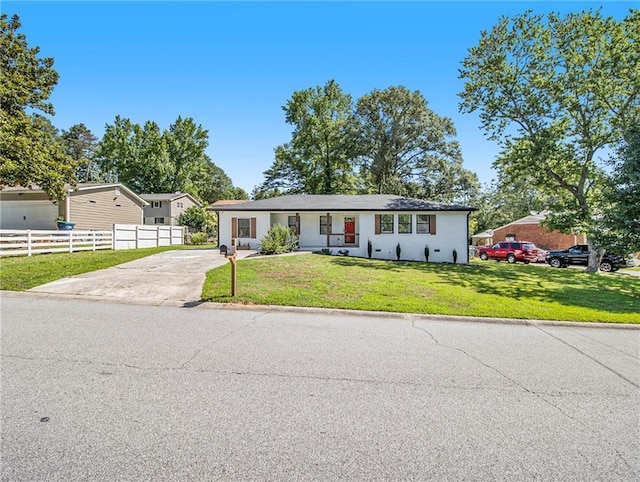 ranch-style home featuring a front lawn