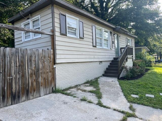 633 Tom Read Dr, Marietta, GA 30062 - view of front of property featuring crawl space