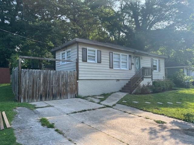 633 Tom Read Dr, Marietta, GA 30062 - view of front of property featuring crawl space