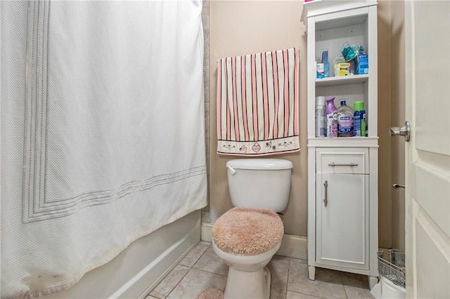 full bath featuring baseboards, toilet, shower / bath combination with curtain, and tile patterned flooring