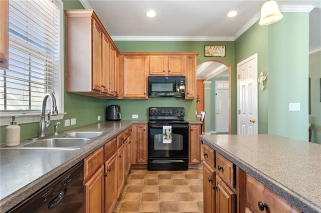 kitchen featuring black appliances, ornamental molding, a sink, recessed lighting, and arched walkways