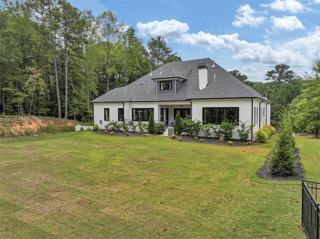 view of front of property featuring a front yard