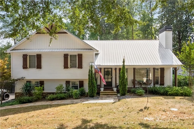 view of front of property featuring a front yard and a porch