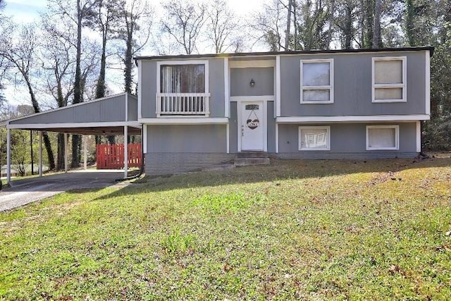 3576 Shrewsbury Ct, Snellville, GA 30039 - split foyer home with an attached carport, driveway, and a front lawn
