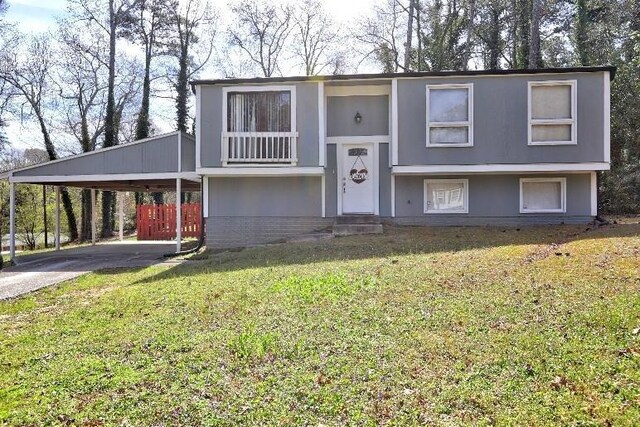 3576 Shrewsbury Ct, Snellville, GA 30039 - raised ranch with a front yard, a carport, and concrete driveway
