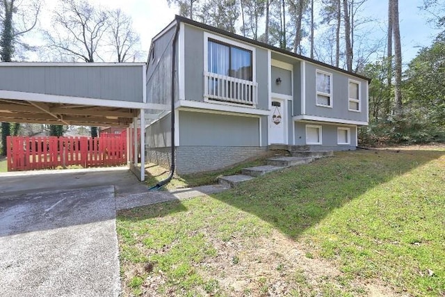 3576 Shrewsbury Ct, Snellville, GA 30039 - raised ranch featuring a front yard and a carport