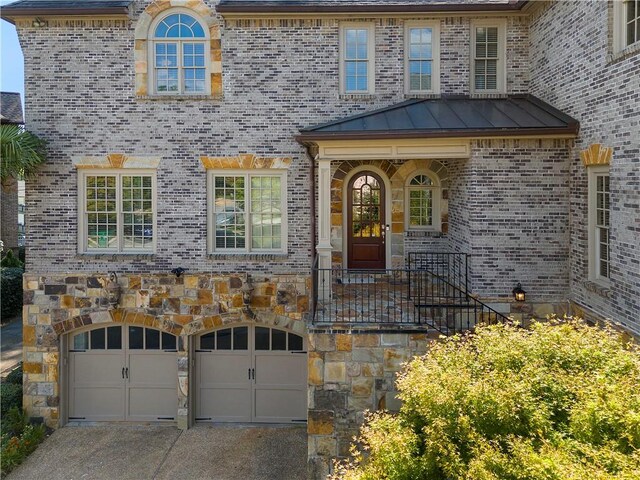 view of front of house featuring a garage