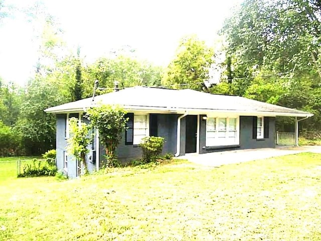 view of front of property with a front lawn