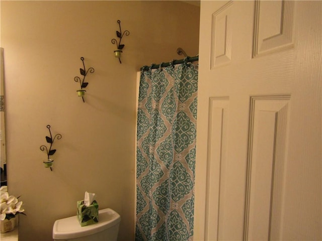 274 Griffith St, Winder, GA 30680 - full bathroom featuring toilet and curtained shower