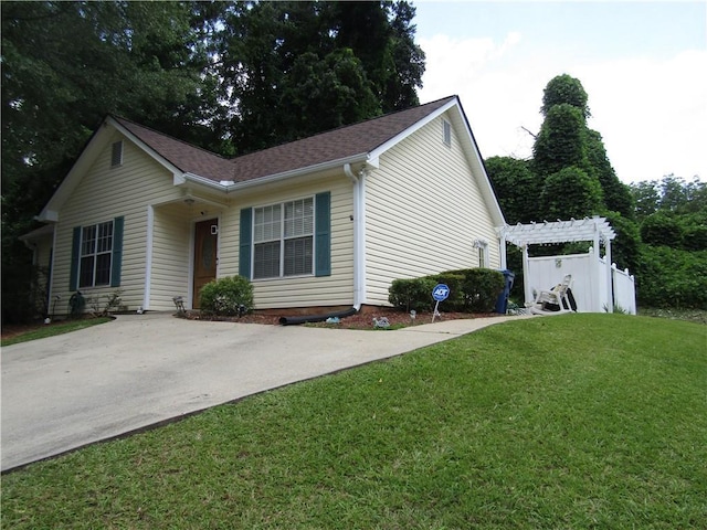 274 Griffith St, Winder, GA 30680 - ranch-style home featuring a front lawn and a pergola