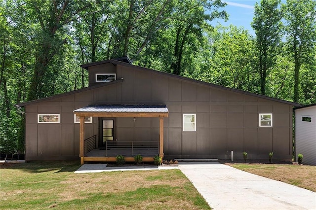 view of front of home featuring a front yard