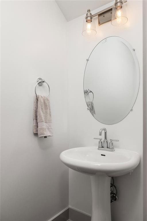1196 Wylie St SE, Atlanta, GA 30316 - bathroom with baseboards and a sink