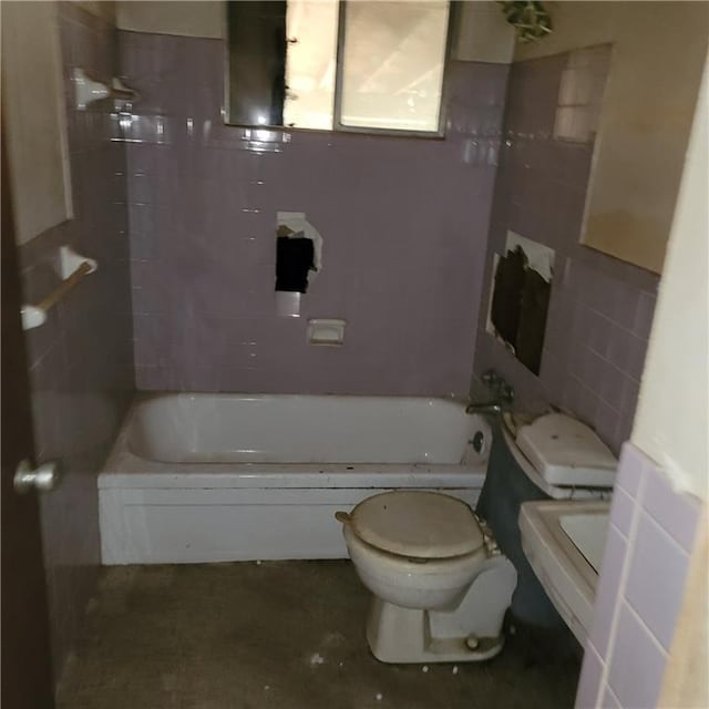 bathroom with toilet and tiled shower / bath combo