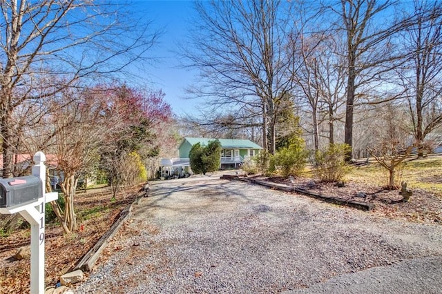 view of front of house featuring gravel driveway