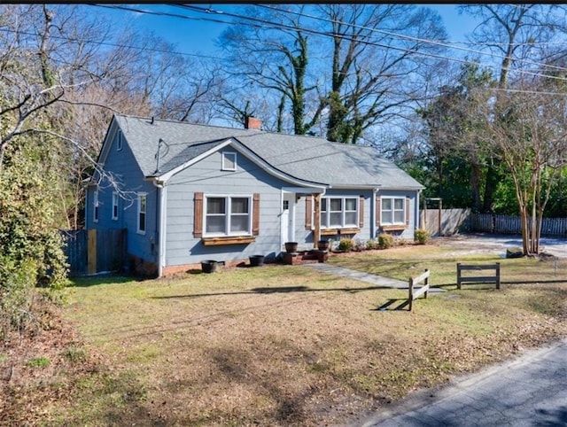 view of front of house featuring a front lawn