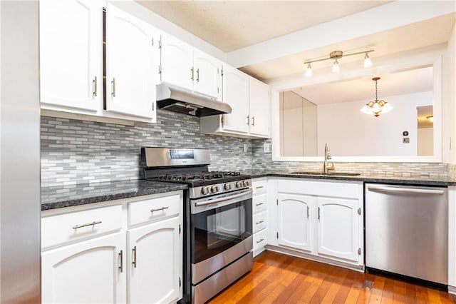 2901 Lenox Way NE Unit 902, Atlanta, GA 30324 - kitchen with stainless steel appliances, under cabinet range hood, a sink, and white cabinetry