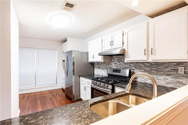 2901 Lenox Way NE Unit 902, Atlanta, GA 30324 - kitchen featuring stainless steel appliances, under cabinet range hood, a sink, white cabinetry, and dark wood-type flooring