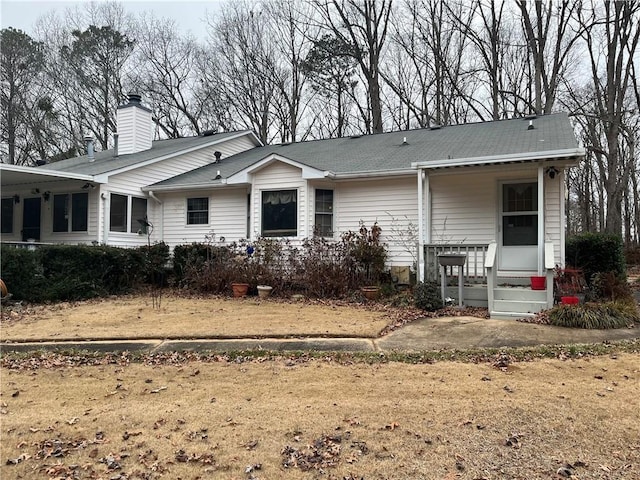 view of front of home featuring a front yard