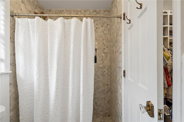 bathroom featuring a shower with shower curtain