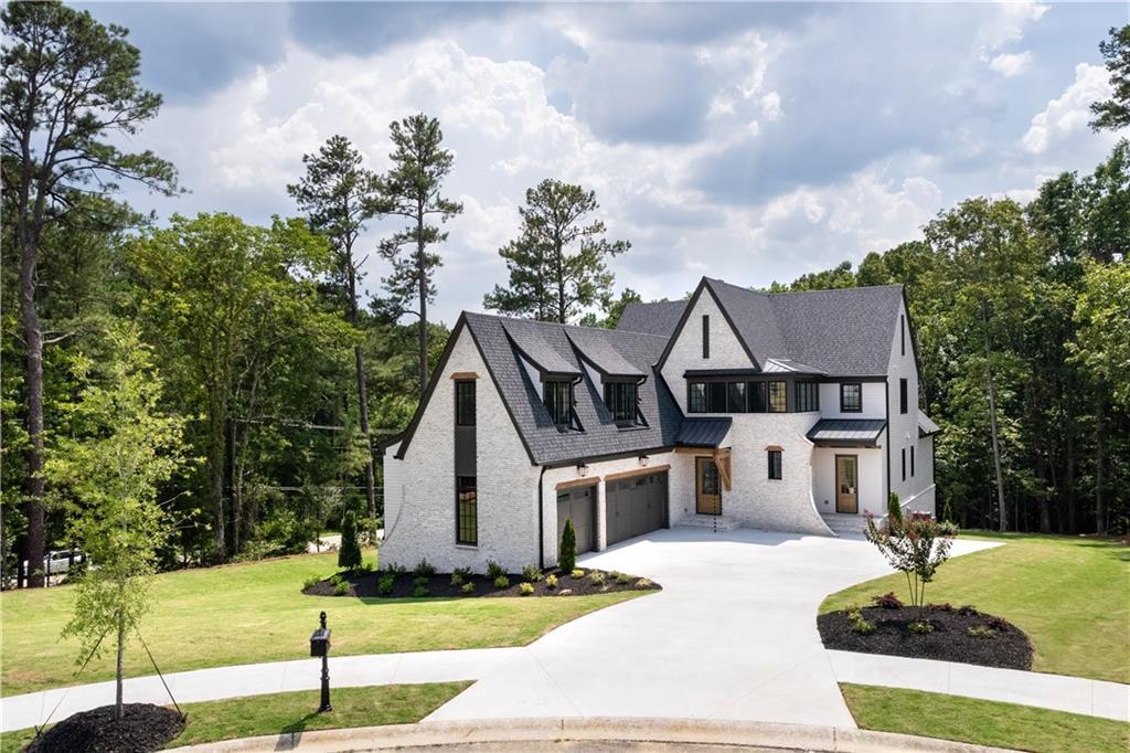 view of front of house featuring a front yard and a garage